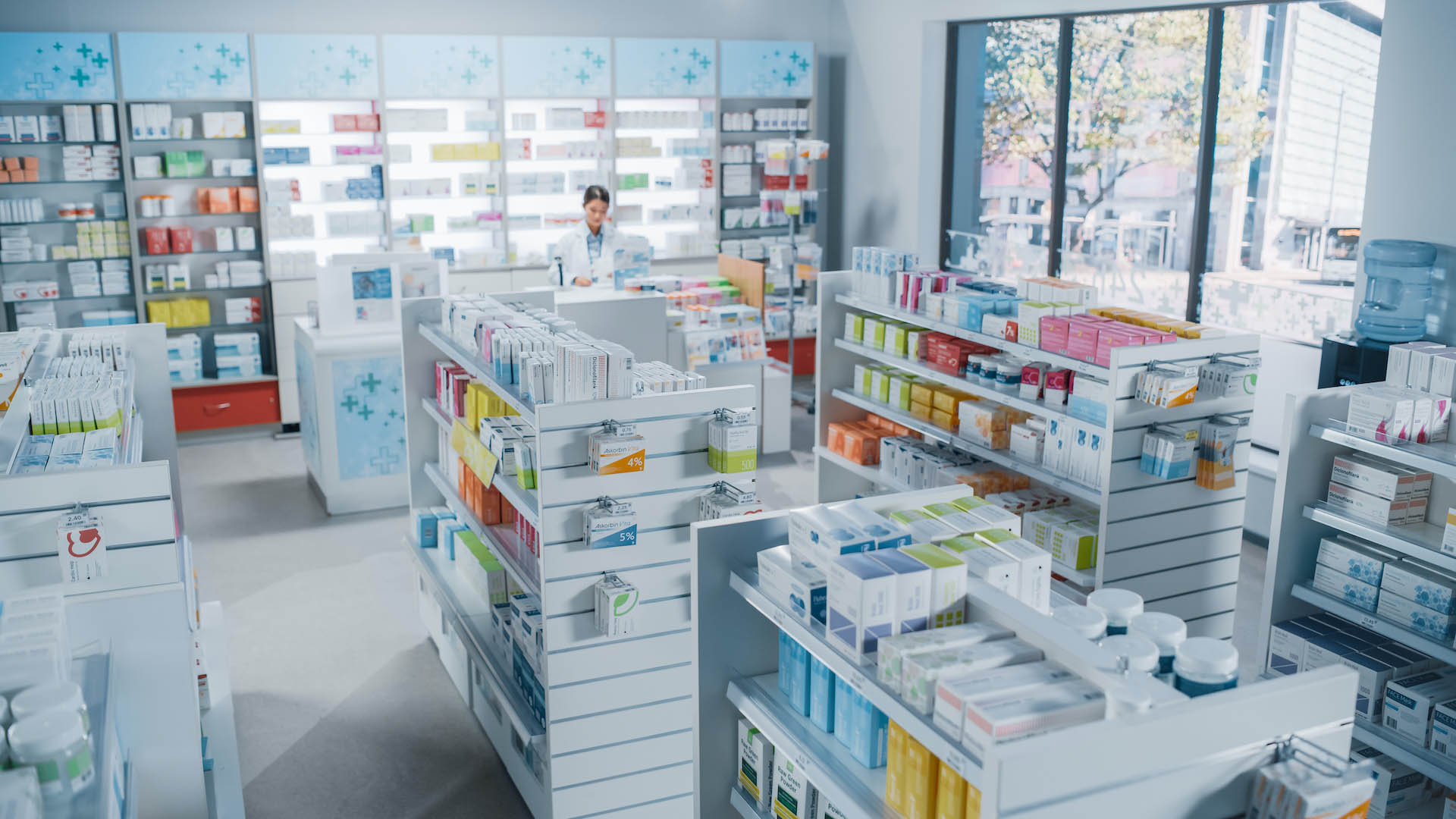 Rayons et comptoir d’une pharmacie